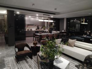 柏水场地铁口附近居民如需灯具服务，欢迎致电咨询，成都专业邓师傅灯具安装维修团队竭诚为您服务！