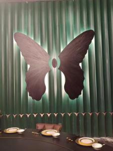 立足成都核心建材商圈，依托金府灯具城、爱灯堡等标杆市场的产业积淀，我们深耕灯具销售批发领域，凭借完善的供应链、多元的品类矩阵和贴心的一站式服务