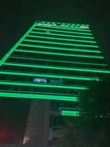 成都邓师傅灯具批发运营销售中心/坚守“匠心筑品质，服务暖人心”的理念，组建一支经验丰富、专业过硬的服务团队，全程为客户保驾护航。销售端提供一对一配灯咨询