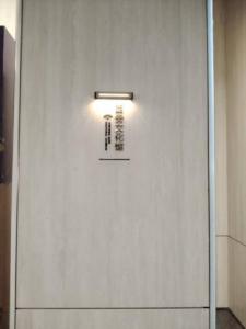 我们是成都的灯具专业安装维保团队均具备多年非标灯具服务经验，熟悉各类非标灯具的材质特性、结构原理，配备专业检测与施工工具