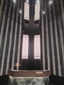 成都邓师傅专注于灯具配件批发与销售，产品涵盖各类家用、商用灯具配件，价格实惠，品类齐全，同时可对接专业安装师傅，为客户提供上门安装服务