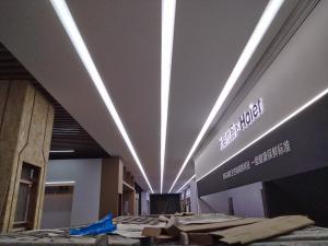 斑竹园邓师傅专注于灯具配件批发、销售及安装维修服务，扎根行业19年，经验丰富。该中心支持网上预约、现场报价，产品涵盖LED灯具配件、开关面板、线路配件等，安装师傅专业细致